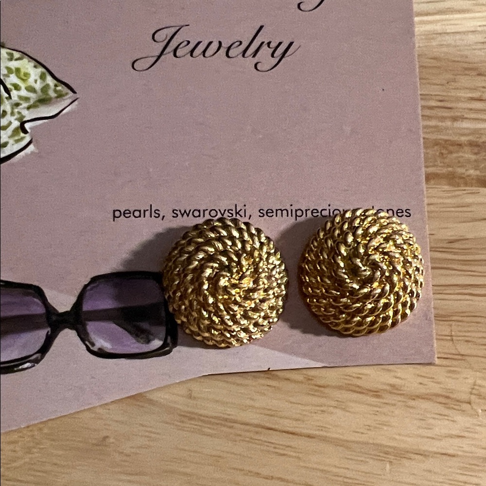 Elegant vintage Gold tone rope earrings